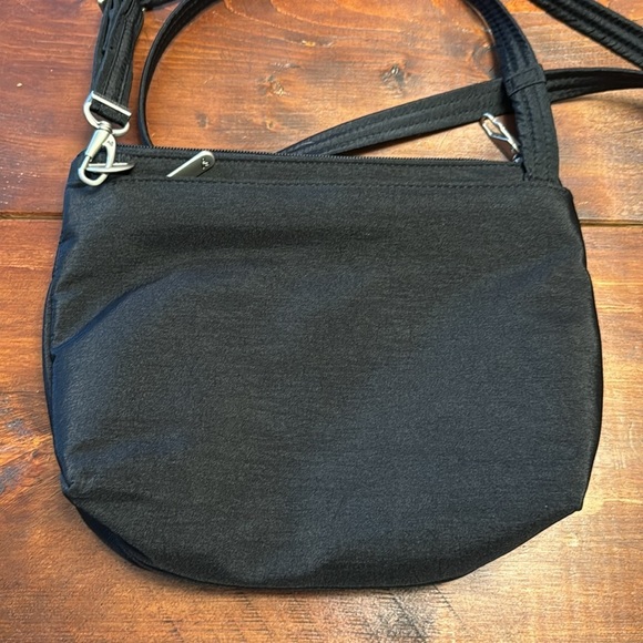 Travelon Black crossbody security travel bag with purse light NWOT - Picture 3 of 9